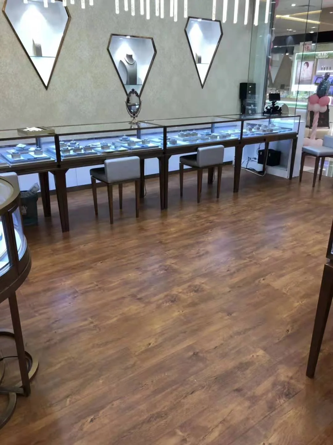 Zhejiang Weinuo Jewelry wall counter and lighting display