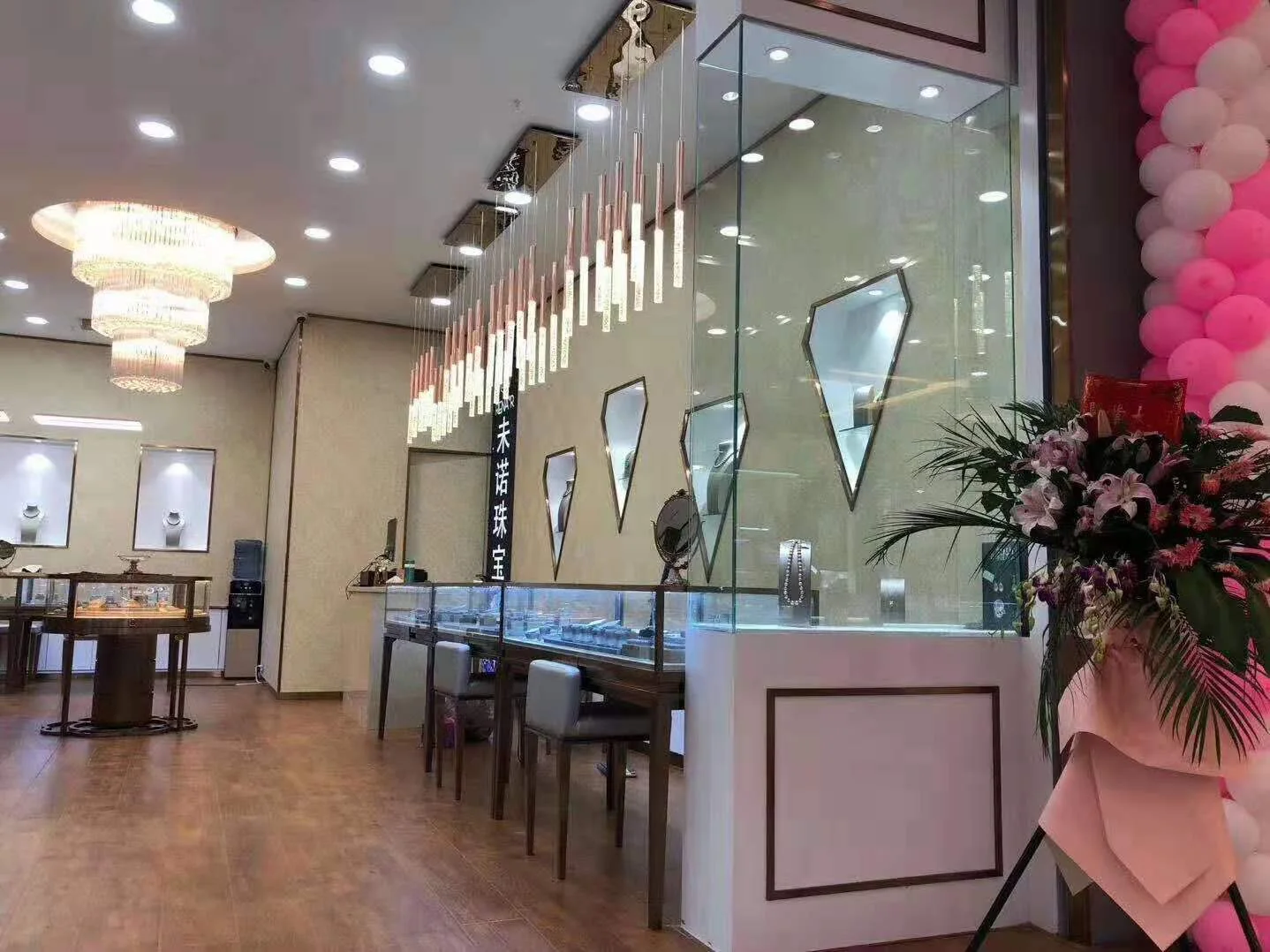 Zhejiang Weinuo Jewelry wall showcases and pendant lighting