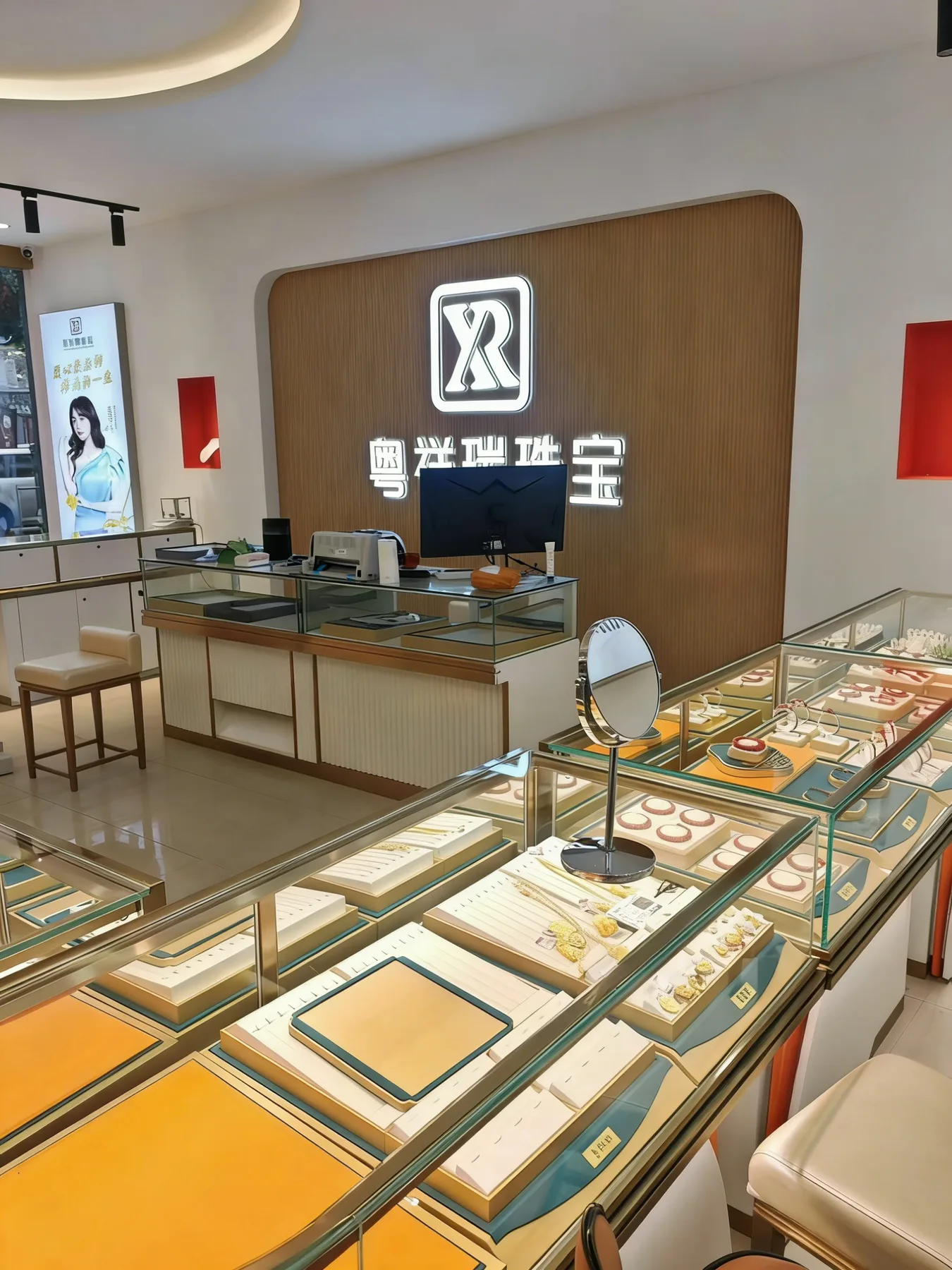 Yuexingrui jewelry store showcase installation